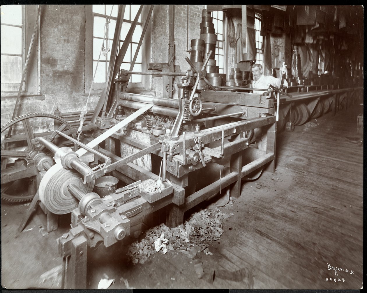 Vista interior, de, um, homem, trabalhando, com, couro, em, a, cinto couro nova iorque, co., Nova iorque, 1906, (silver, gelatin, print) de Byron Company