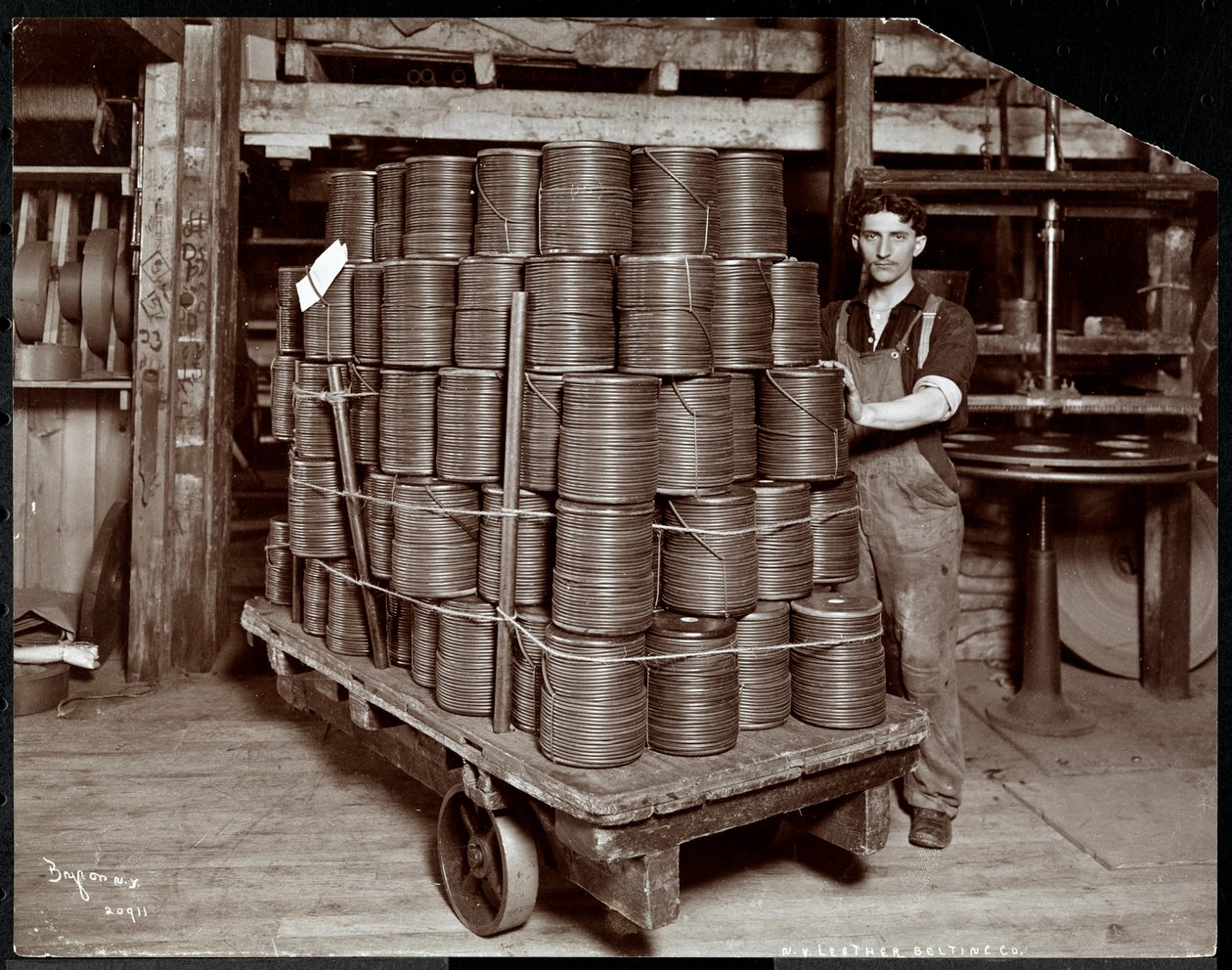 Vista interior, de, um, homem, trabalhando, com, couro, em, a, cinto couro nova iorque, co., Nova iorque, 1906, (silver, gelatin, print) de Byron Company