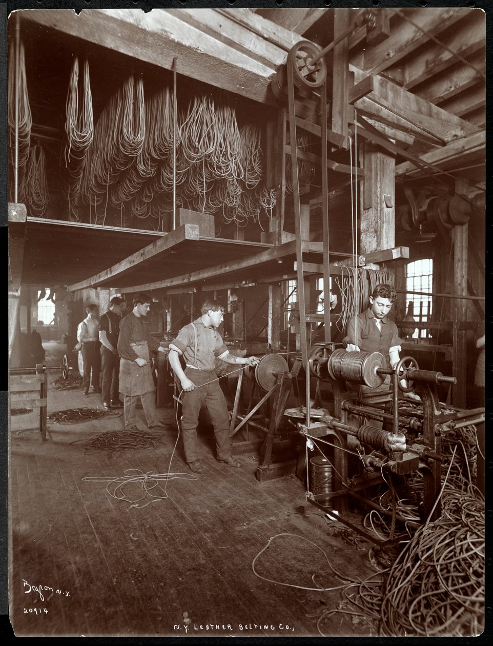 Vista interior, de, um, homem, trabalhando, com, couro, em, a, cinto couro nova iorque, co., Nova iorque, 1906, (silver, gelatin, print) de Byron Company