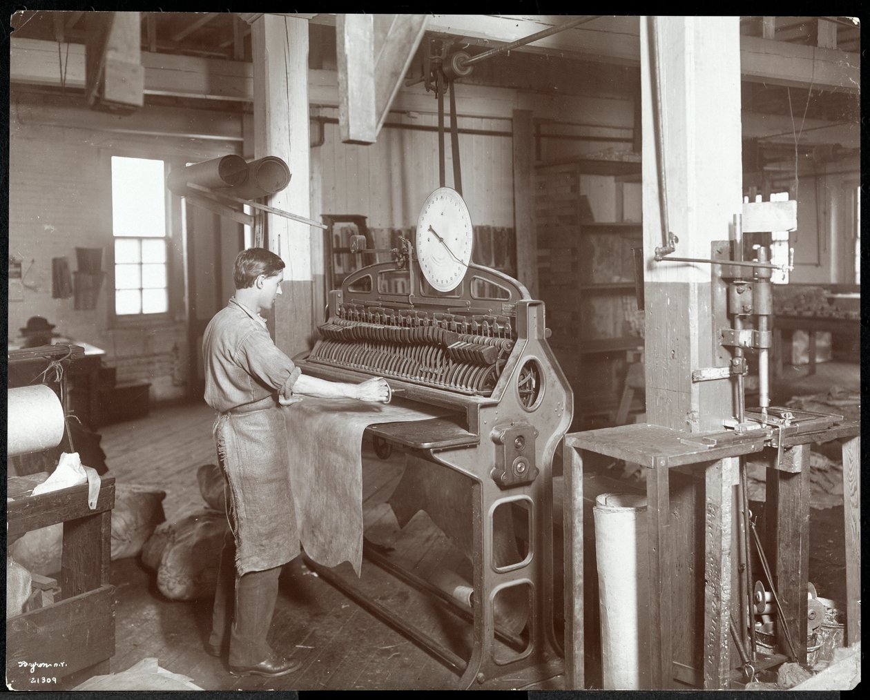 Vista interior, de, um, homem, trabalhando, com, couro, em, a, cinto couro nova iorque, co., Nova iorque, 1906, (silver, gelatin, print) de Byron Company
