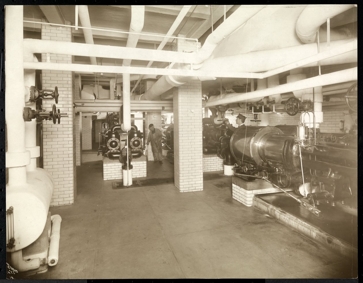 Vista interior de uma sala de caldeiras do equipamento no New York City Bridge Dept., 1905 (impressão de gelatina de prata) de Byron Company
