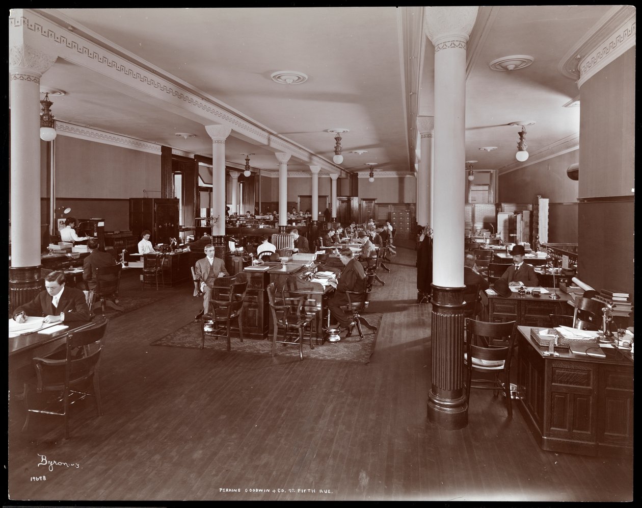 Vista interior de um piso de escritório aberto em Perkins, Goodwin und Co. em 72 5th Avenue, Nova York, c.1905 (impressão de gelatina de prata) de Byron Company