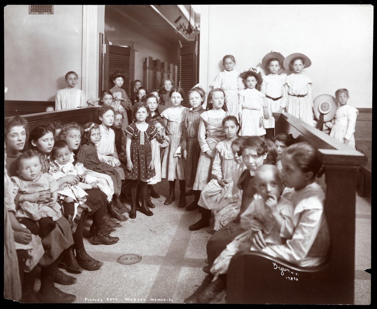 Vista interior, de, meninas, em, um, sala de espera, em, a, people&39;s, banhos, milbank, memorial, nova iorque, 1904, (silver, gelatin, print) de Byron Company