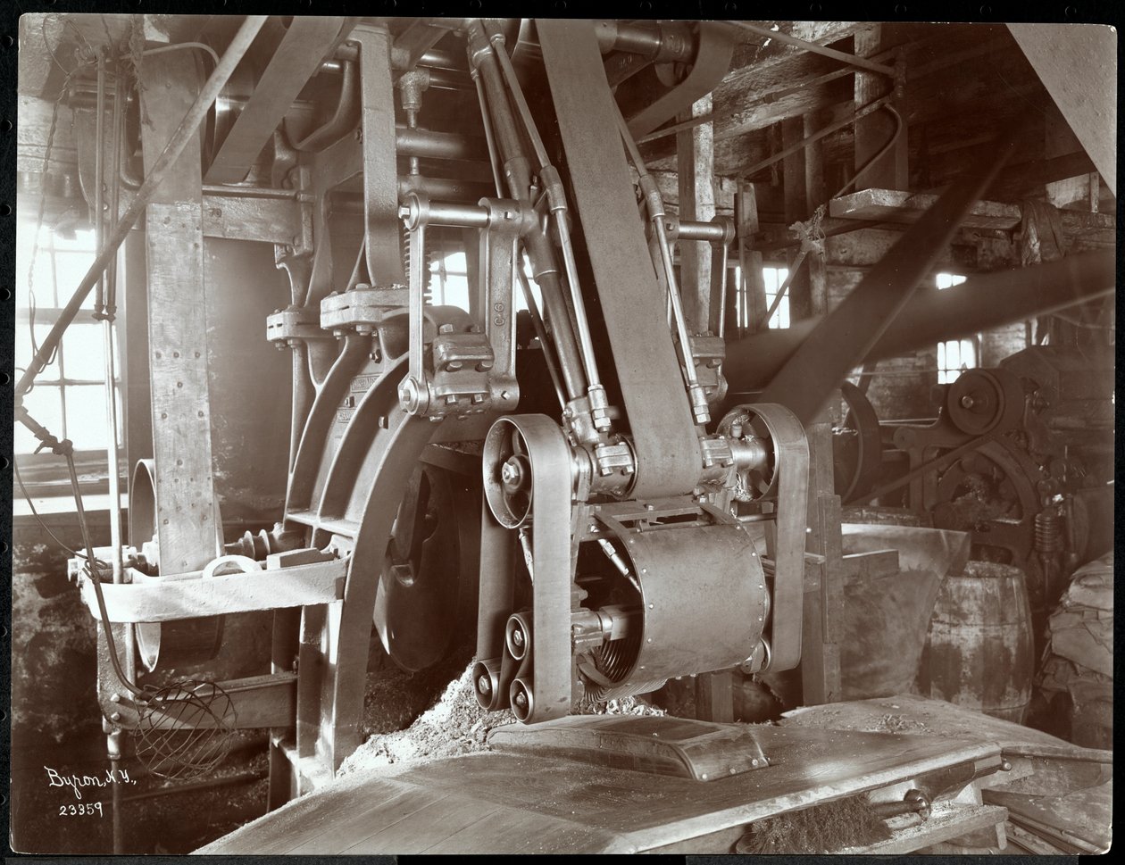 Vista interior, de, grande correia, acionou, equipamento mecânico, em, a, cinto couro nova iorque, co., Nova iorque, 1906, (silver, gelatin, print) de Byron Company