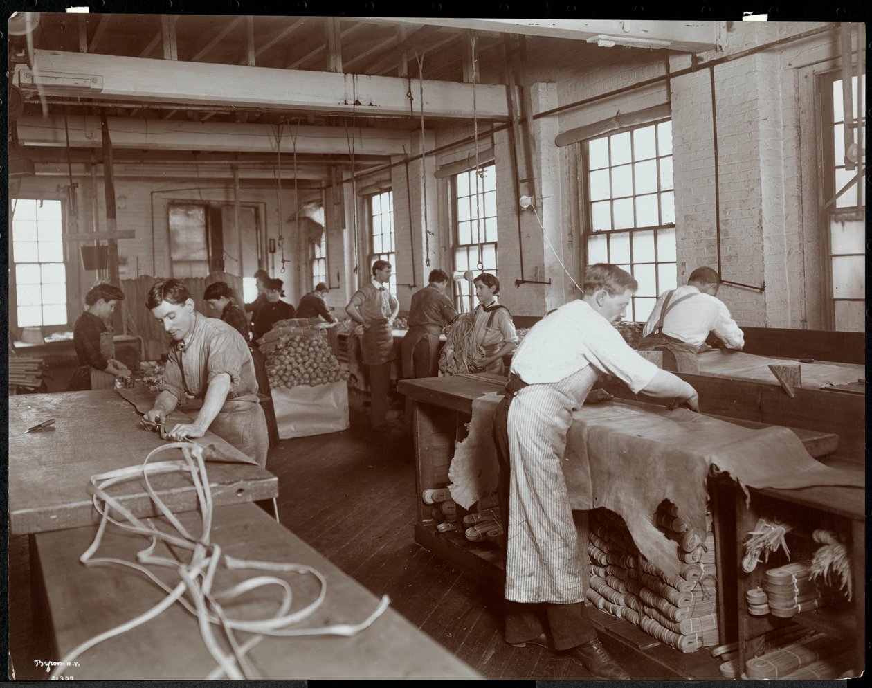 Vista interior, de, homens mulheres, trabalhando, com, couro, em, a, cinto couro nova iorque, co., Nova iorque, 1906, (silver, gelatin, print) de Byron Company