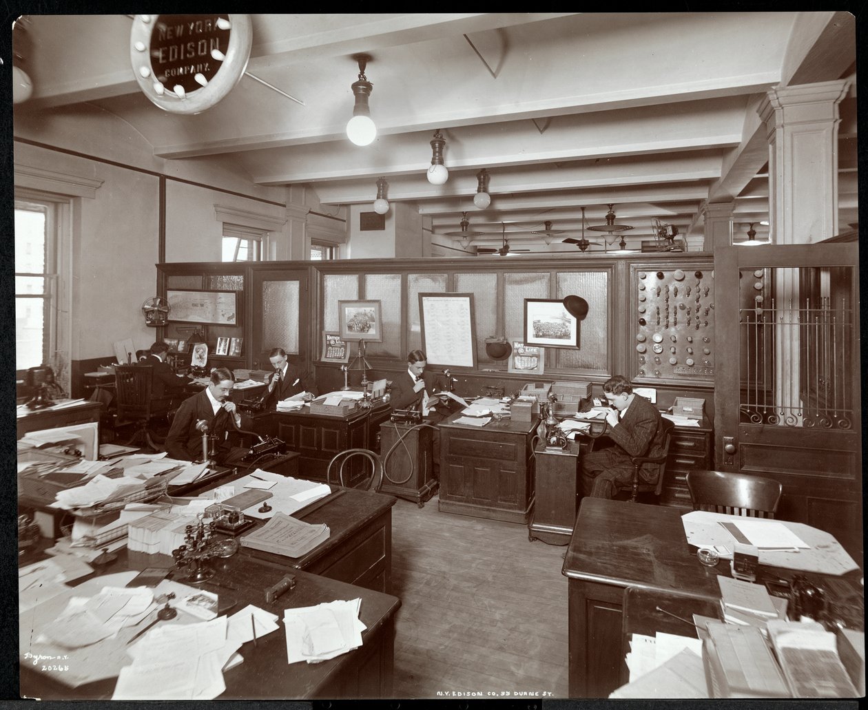Vista interior, de, homens, usando, ditando, máquinas, em, a, nova iorque, Edison, co, em, 55, rua duane, nova iorque, 1905, (silver, gelatina, print) de Byron Company