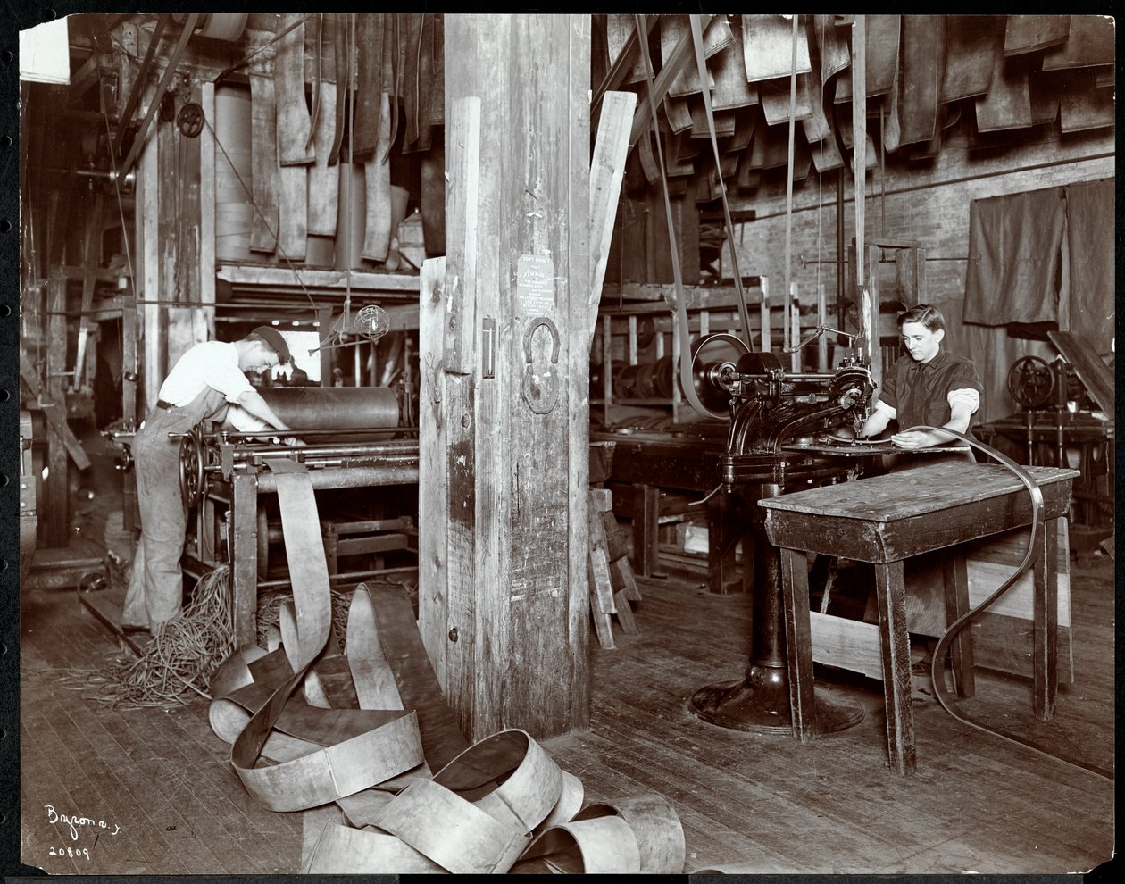 Vista interior, de, homens, trabalhando, com, couro, em, a, couro nova iorque, cercando, co., Nova iorque, 1905, ou, 1906, (silver, gelatina, print) de Byron Company