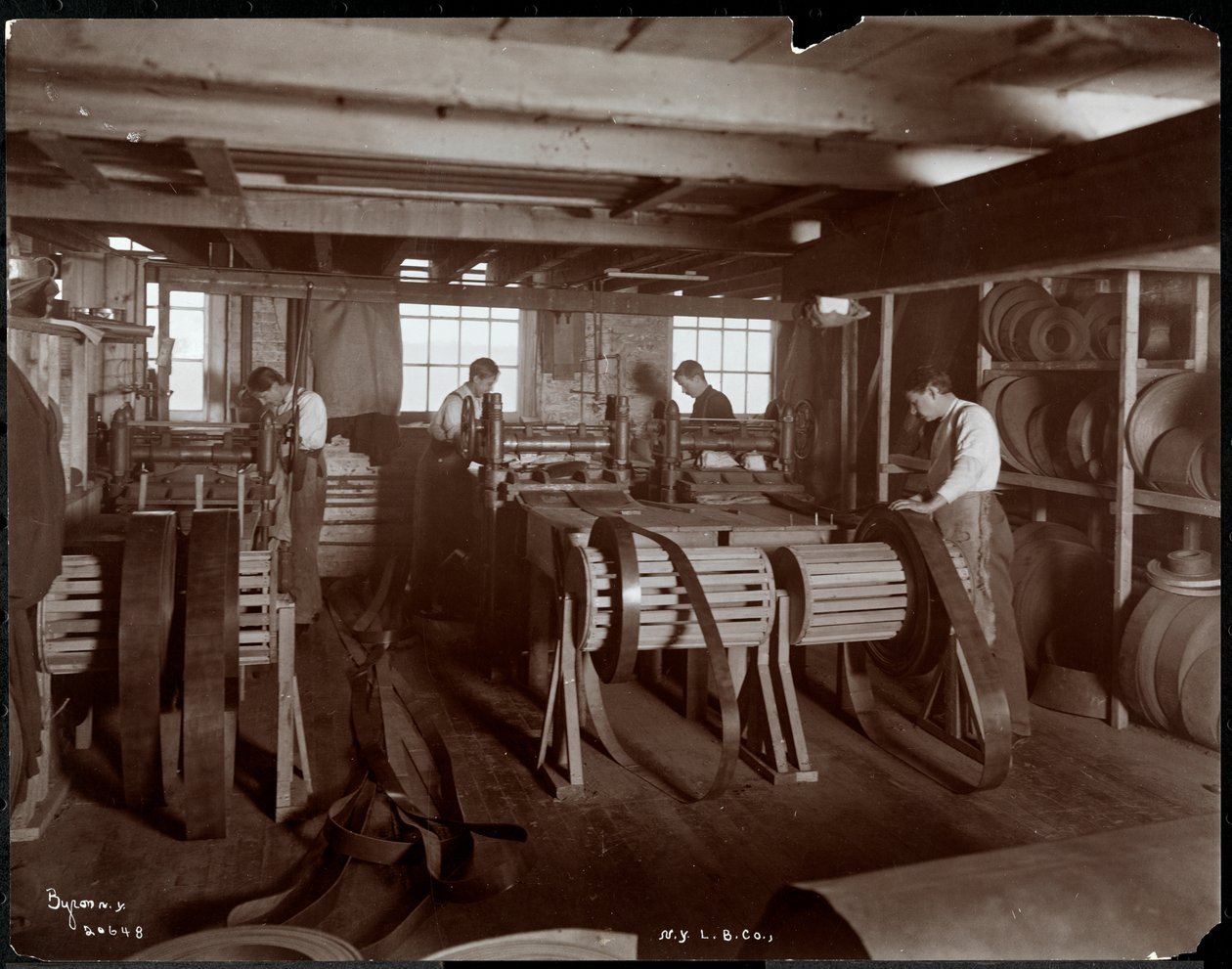 Vista interior, de, homens, trabalhando, com, couro, em, a, cinto couro nova iorque, co., Nova iorque, 1905, (silver, gelatin, print) de Byron Company
