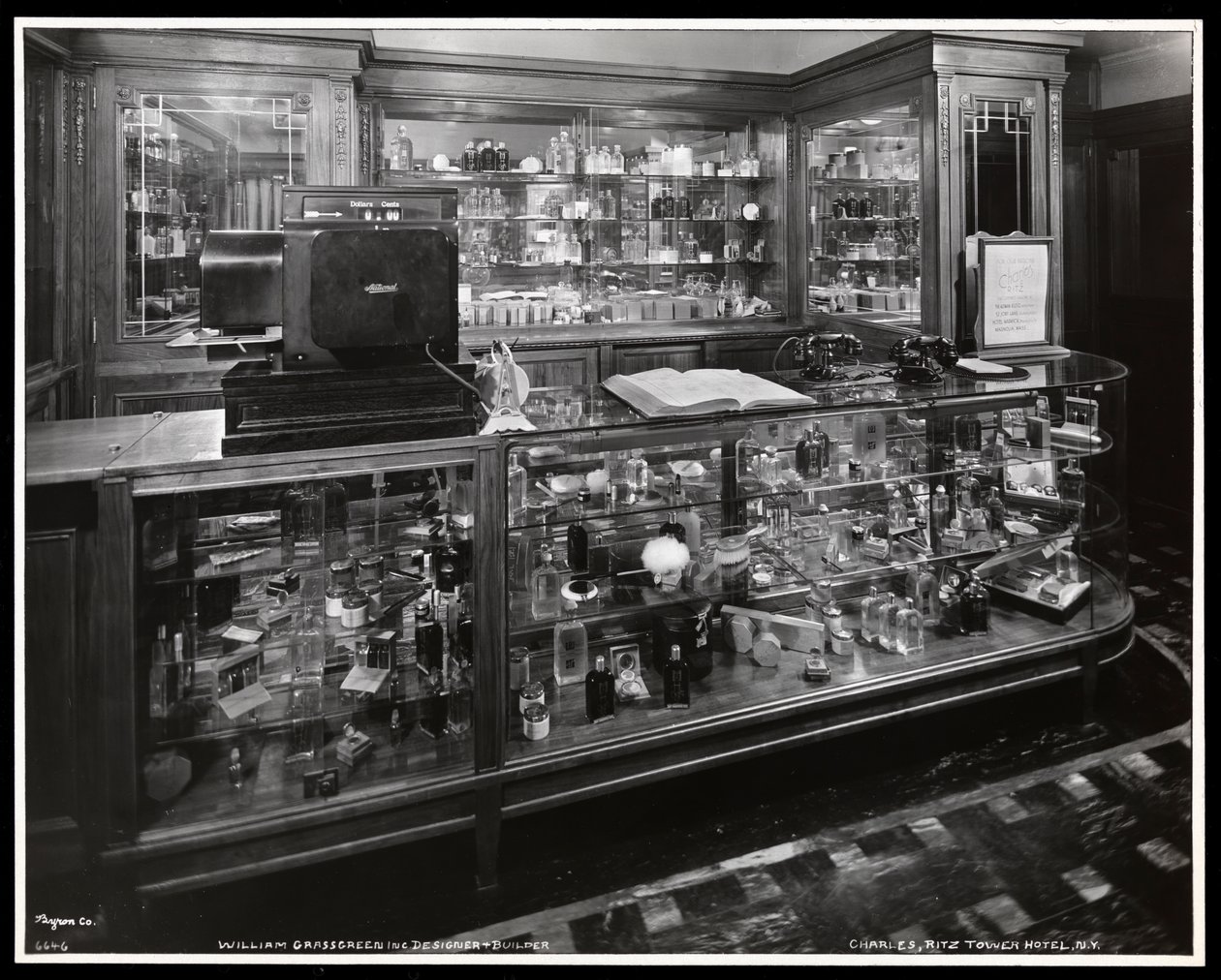 Vista interior do salão de beleza Charles do Ritz no Ritz Tower Hotel, Park Avenue e 57th Street, Nova York, 1932 (impressão em gelatina prateada) de Byron Company