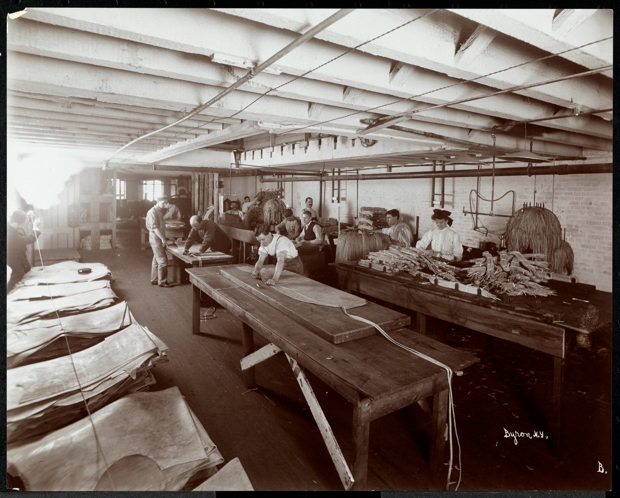 Vista interior do New York Leather Belting Co., Nova York, 1906 (impressão de gelatina de prata) de Byron Company