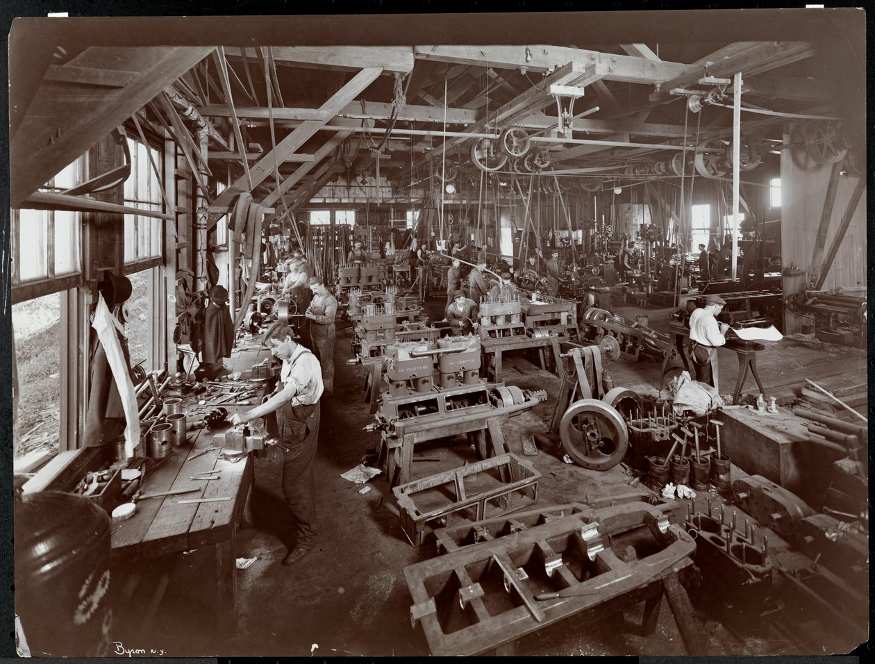 Vista interior do New York Yacht, lançamento und Engine Co. no rio Harlem, Nova Iorque, 1905 (impressão de gelatina de prata) de Byron Company