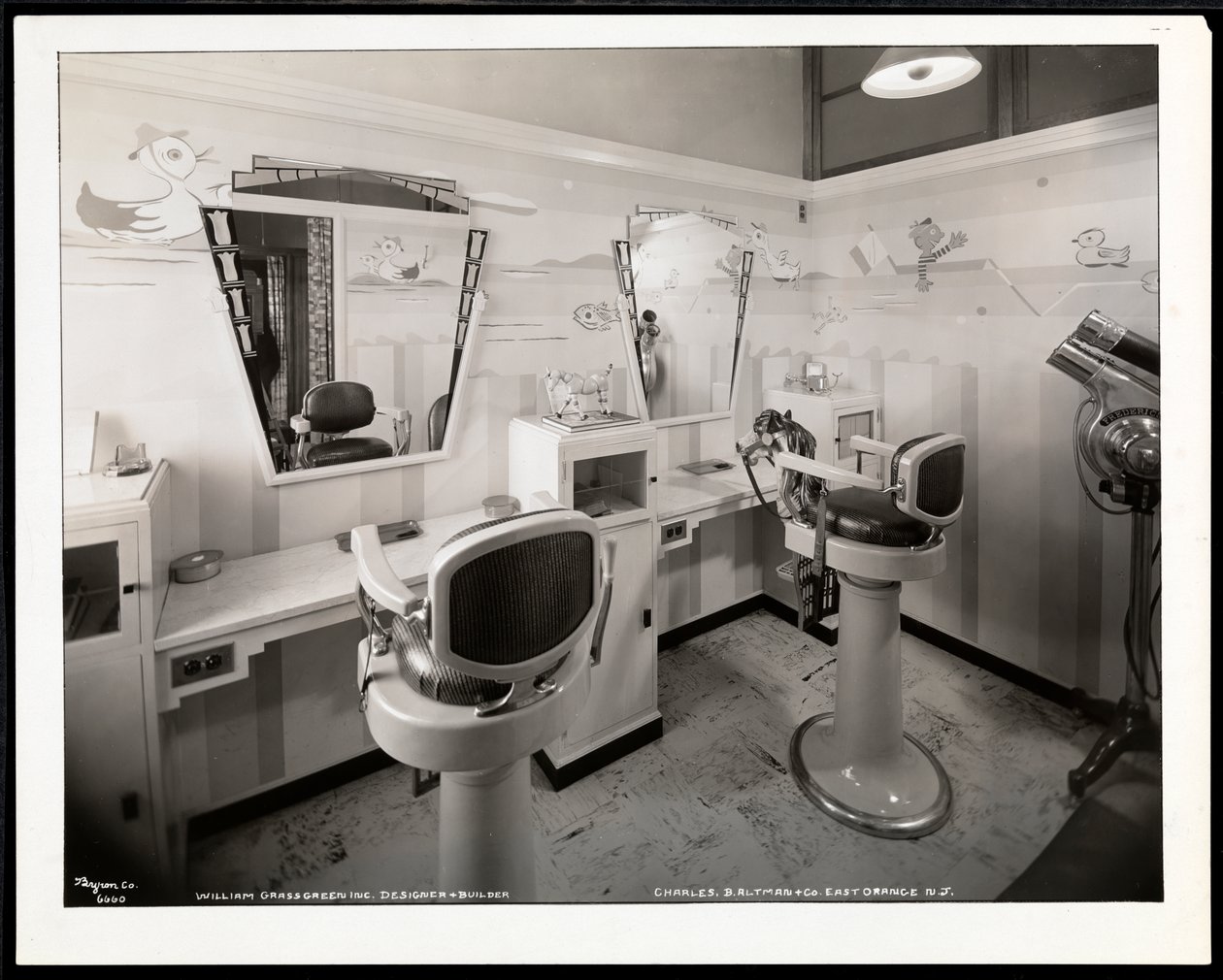 Vista interior da sala de corte de cabelo das crianças em Charles do salão de beleza Ritz em B. Altman und Co., Nova Jersey, 1932 (impressão de gelatina de prata) de Byron Company