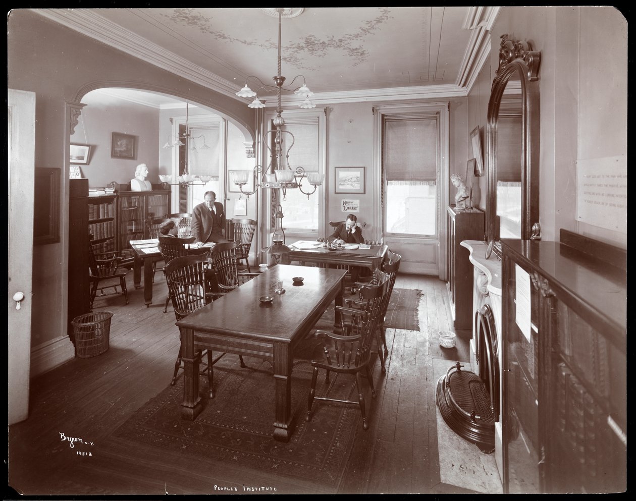 Vista interior, de, três homens, em, a, biblioteca, em, a, pessoas, instituto, nova iorque, 1905, (silver, gelatina, print) de Byron Company