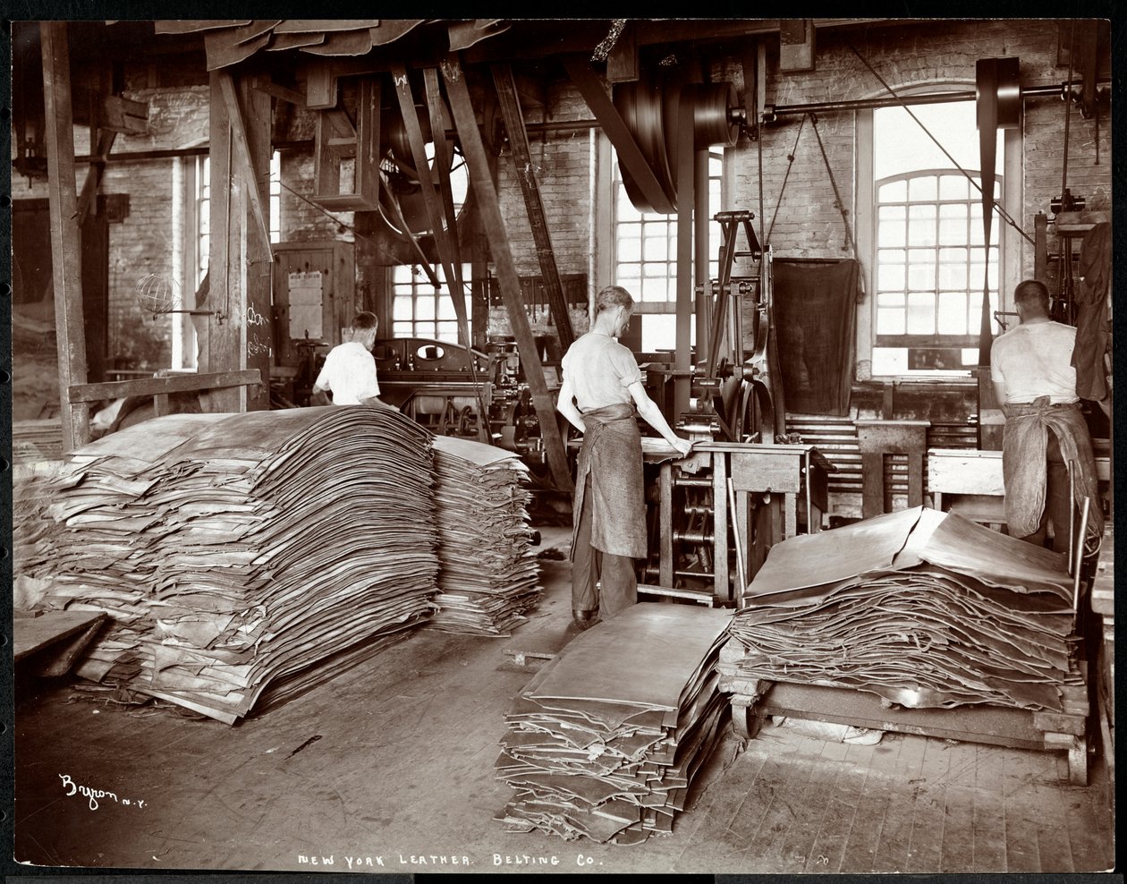 Vista interior, de, três homens, trabalhando, com, couro, e, equipamento pesado, em, a, couro nova iorque, cercando, co., Nova iorque, 1905, (silver, gelatin, print) de Byron Company