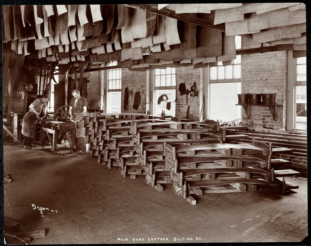 Vista interior, de, dois homens, trabalhando, com, couro, em, a, couro nova iorque, cercar, co., Nova iorque, 1905, (silver, gelatin, print) de Byron Company