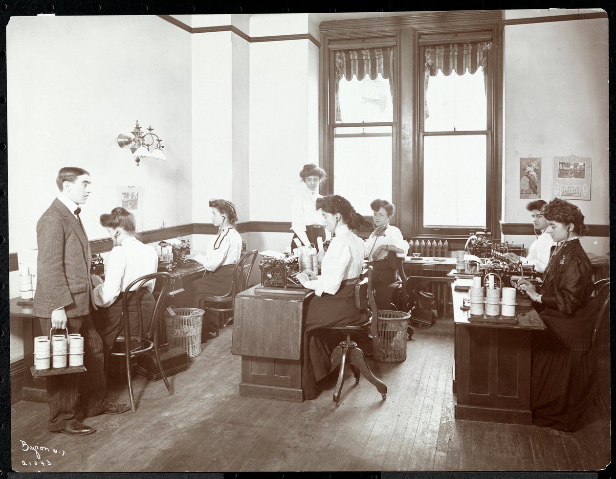 Vista interior, de, mulheres, em, ditando, máquinas, em, a, nova iorque, Edison, co., 55, rua duane, nova iorque, 1910, (silver, gelatin, print) de Byron Company