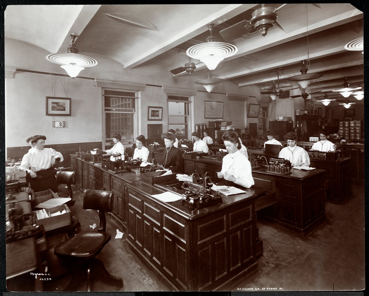 Vista interior, de, mulheres, em, ditando, máquinas, em, a, nova iorque, Edison, co, em, 55, rua duane, nova iorque, 1905, (silver, gelatin, print) de Byron Company