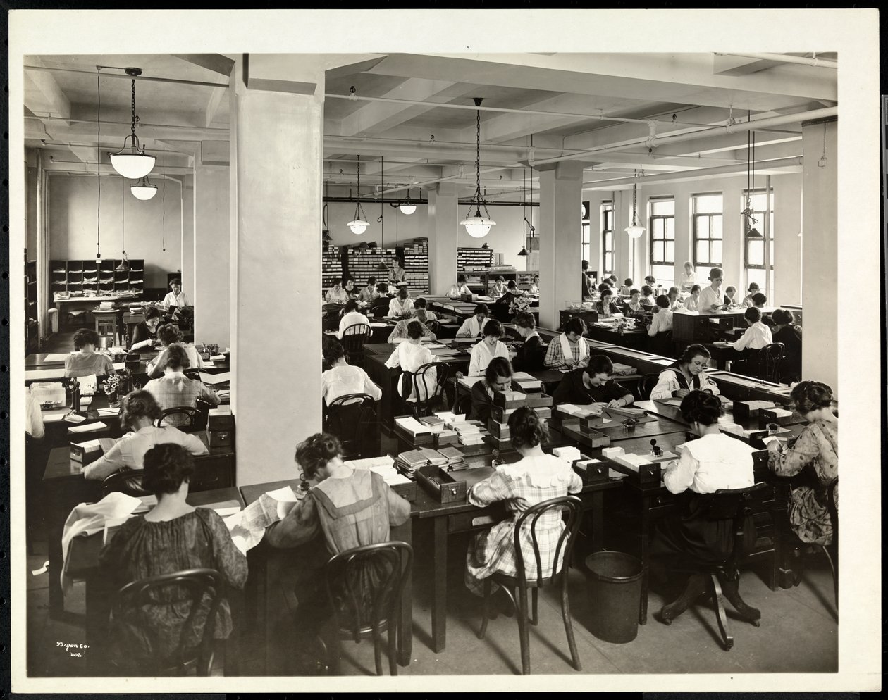 Vista interior, de, mulheres, trabalhando, em, a, ordem, departamento, em, revista internacional, Co., 119, oeste, 40th, rua, nova iorque, 1919, (silver, gelatin, print) de Byron Company