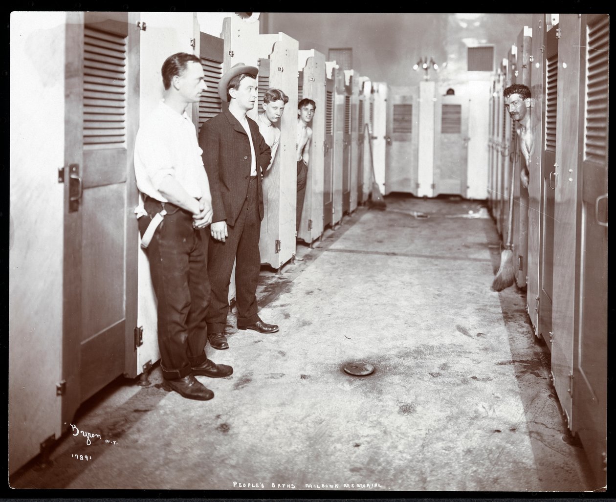 Vista interior, de, homens jovens, perscrutar, de, banhar-se, tendas, em, a, people&39;s, banhos, milbank, memorial, nova iorque, 1904, (silver, gelatin, print) de Byron Company