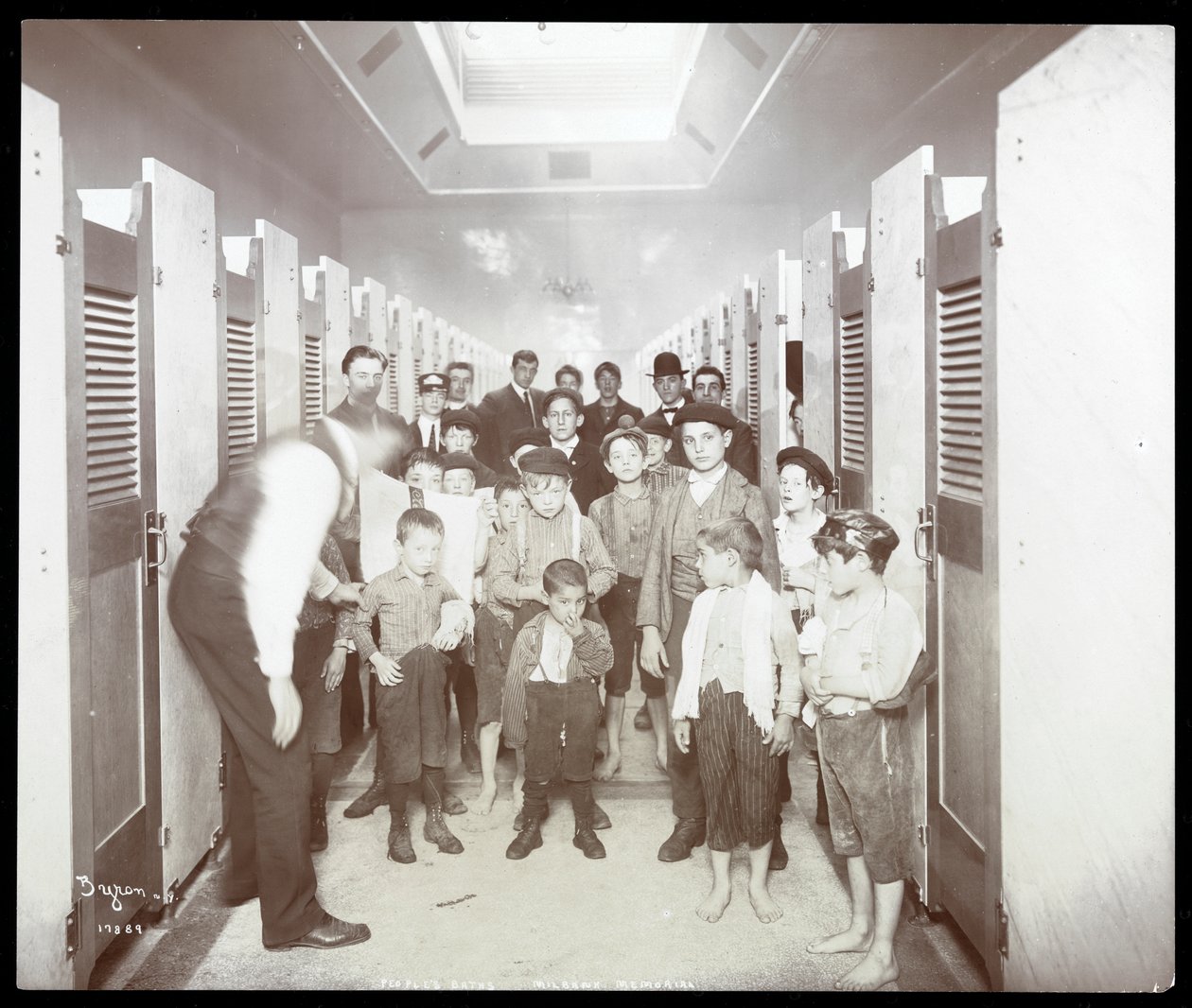 Vista interior, de, homens jovens, posado, em, a, banhar-se, barraca, área, em, a, people&39;s, banhos, milbank, memorial, nova iorque, 1904, (silver, gelatin, print) de Byron Company