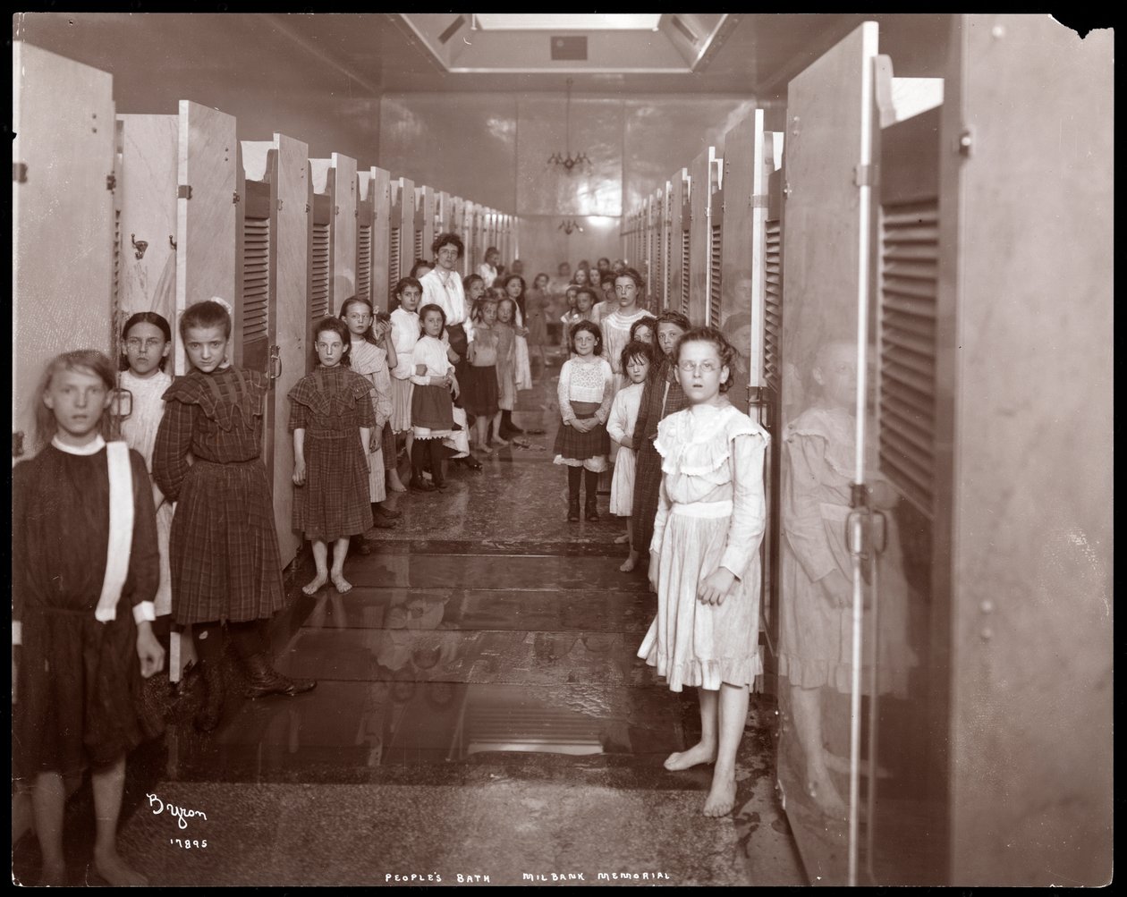 Vista interior, de, mulheres jovens, ficar, frente, banhando, tendas, em, a, people&39;s, banhos, milbank, memorial, nova iorque, 1904, (silver, gelatin, print) de Byron Company