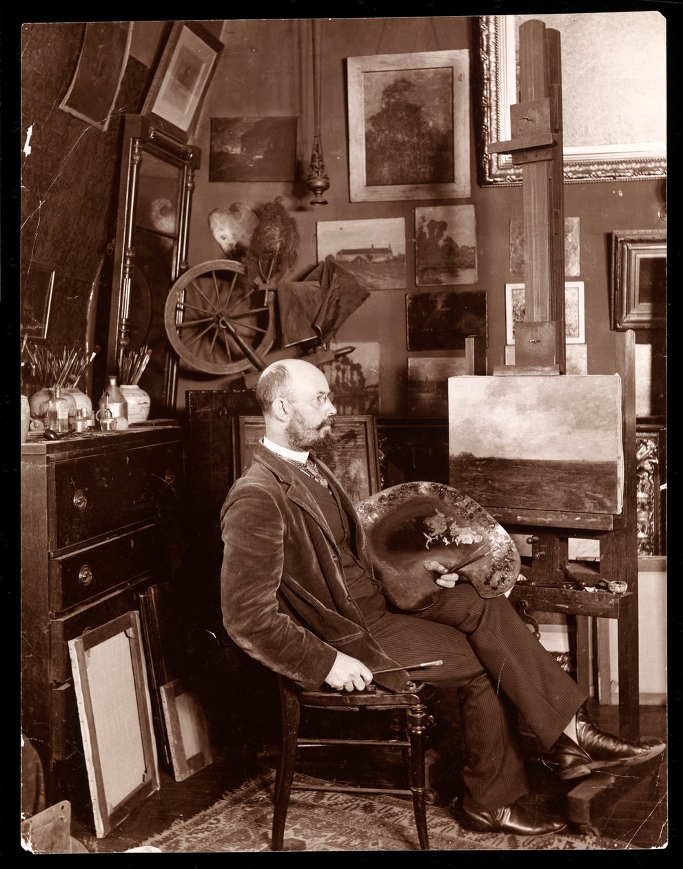 John Francis Murphy em seu estúdio no The Chelsea, West 23rd Street, Nova York, c.1895 (impressão em gelatina de prata) de Byron Company