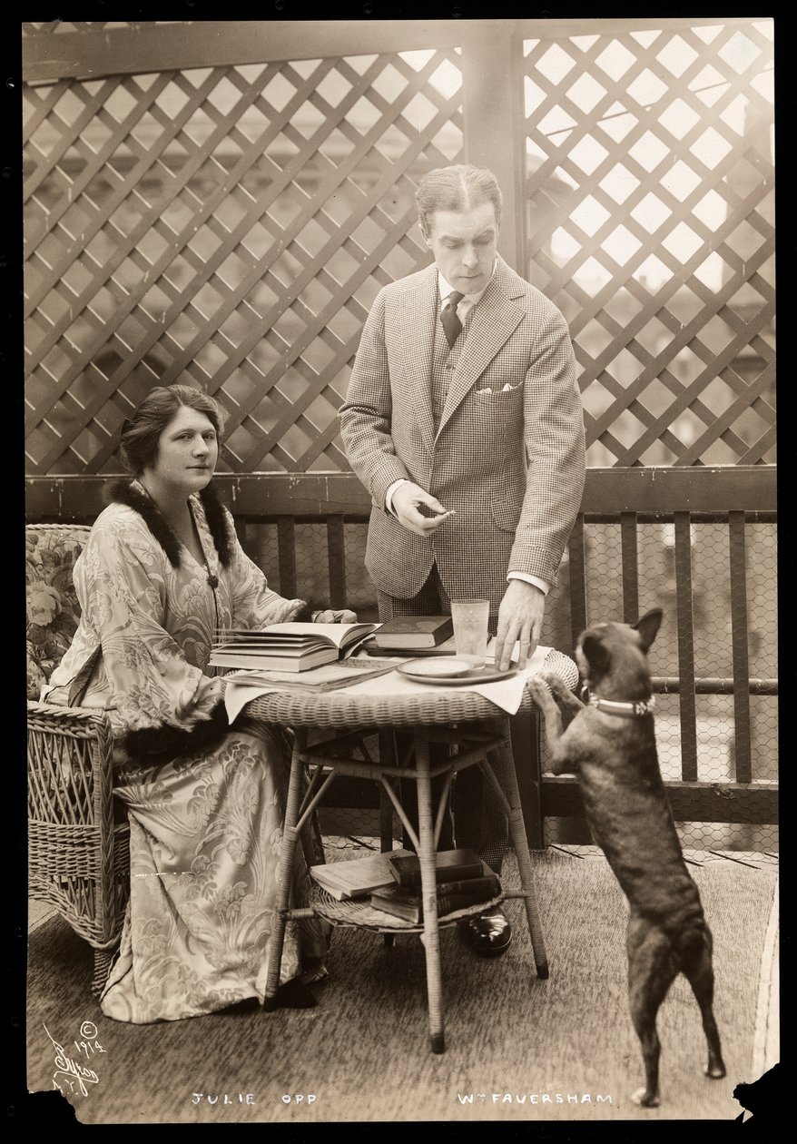 Julie Opp e William Faversham com seu Boston Terrier, 1914 (impressão de gelatina de prata) de Byron Company
