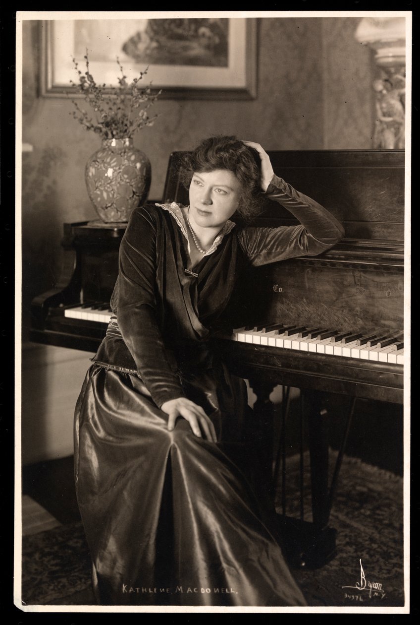 Kahleen MacDonell, c.1914 (impressão de gelatina de prata) de Byron Company