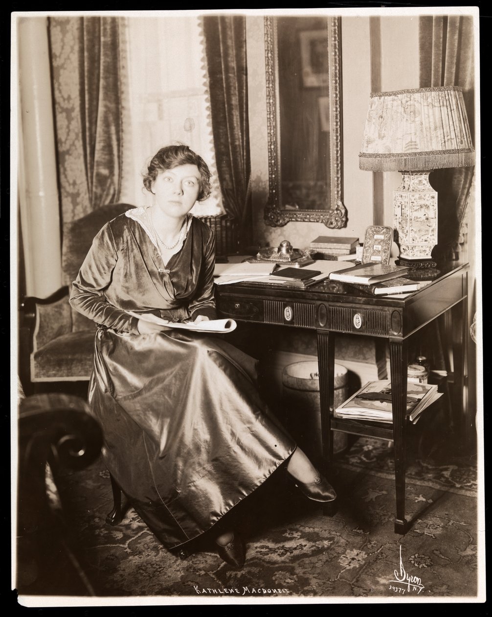 Kahleen MacDonell, c.1914 (impressão de gelatina de prata) de Byron Company