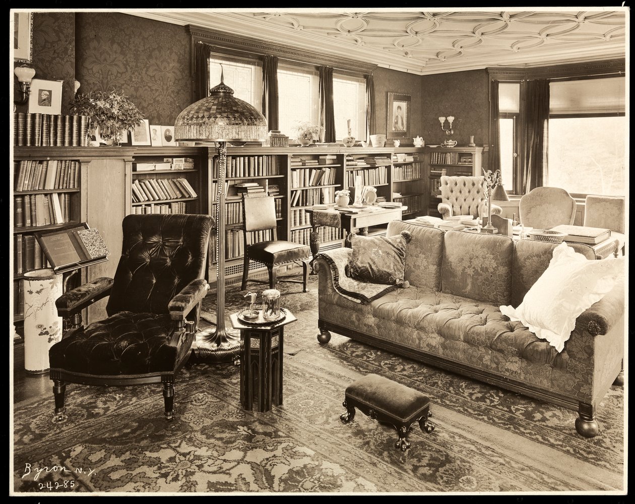 Biblioteca na casa de Thomas Edison, 1907 (impressão de gelatina de prata) de Byron Company