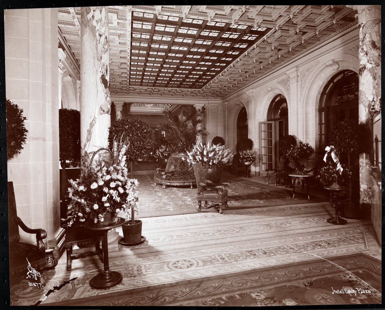 Lobby no hotel Copley Plaza, Boston, 1912 ou 1913 (impressão em gelatina de prata) de Byron Company
