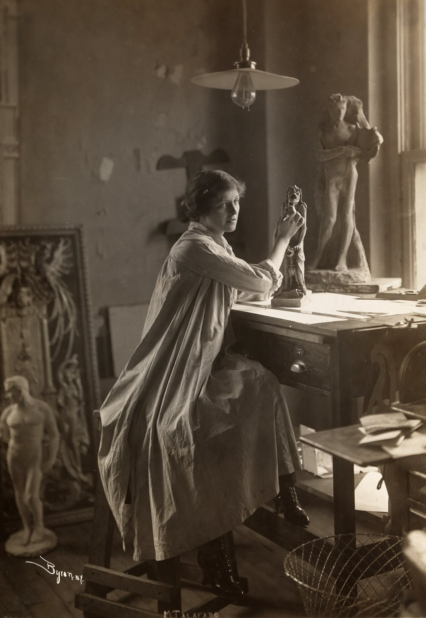 Mabel Taliaferro trabalhando em uma escultura em seu estúdio, Nova York, c.1916 (impressão de gelatina de prata) de Byron Company