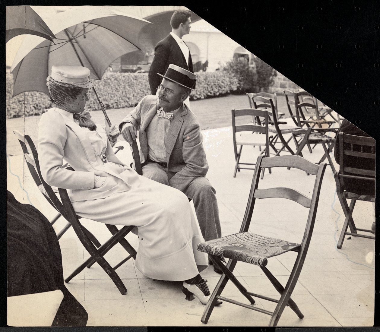 Homem mulher, sentada, exterior, ligado, cadeiras dobrando, com, mulher segura, um, parasol, Narragansett, rhode island, 1891, (silver, gelatina, print) de Byron Company