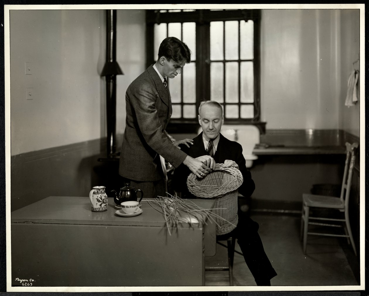 Homem ensinando outro homem a fazer cestas na Associação para Cegos de Nova York, 111 East 59th Street, Nova York, 1931 (impressão em gelatina de prata) de Byron Company