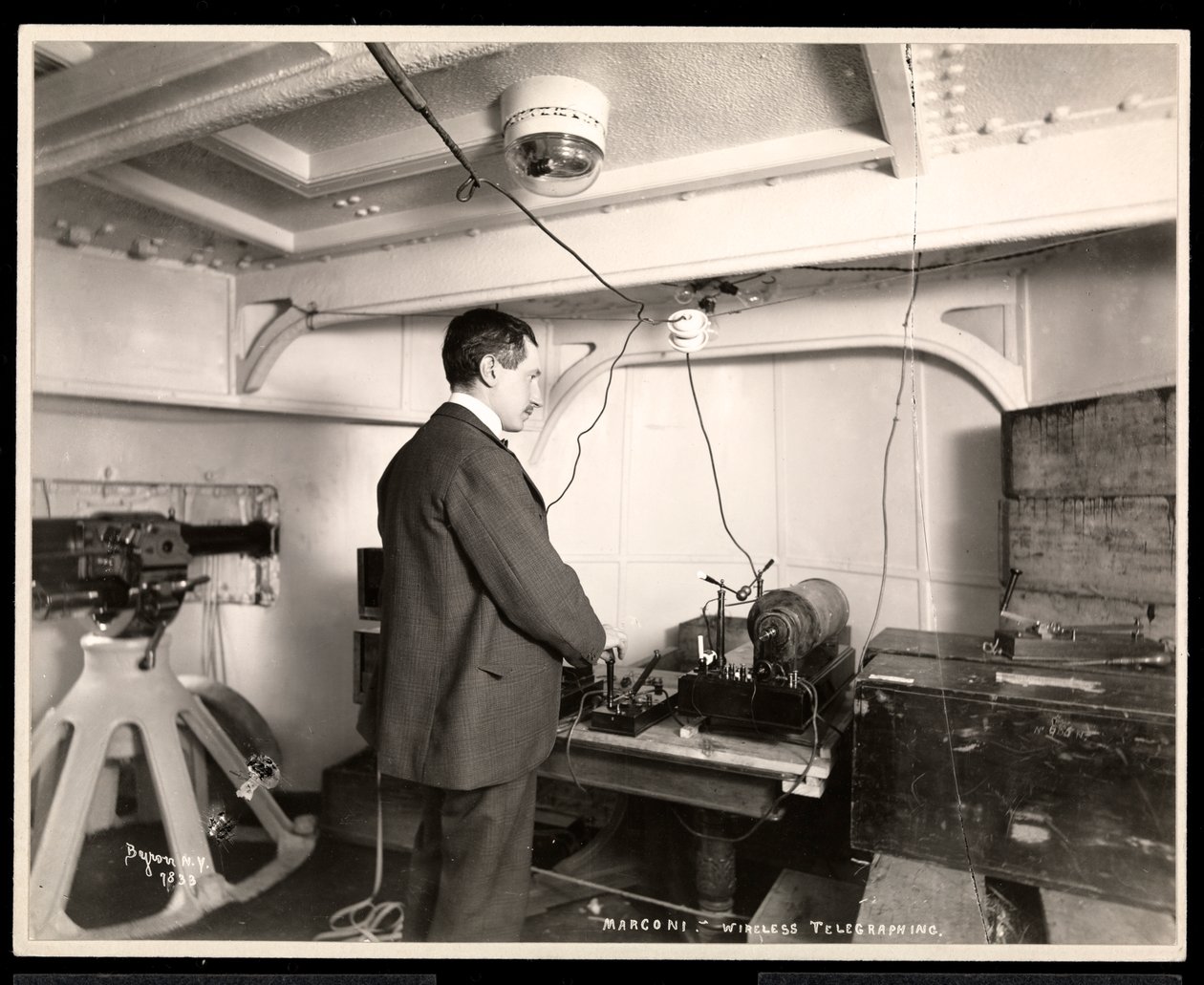 Marconi e seu aparelho de telégrafo sem fio, 1899-1900 (impressão em gelatina de prata) de Byron Company