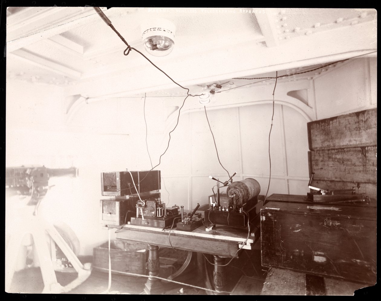 Aparelho telegráfico sem fio de Marconi, 1899-1900 (impressão em gelatina de prata) de Byron Company