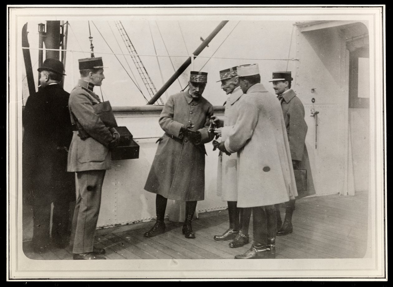 Marechal Foch em SS &39;Paris&39;, 1906 (impressão de gelatina de prata) de Byron Company
