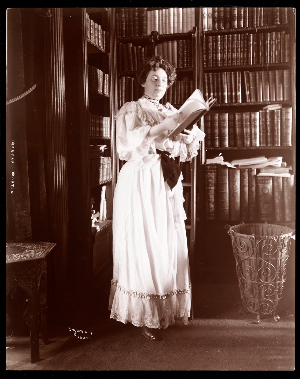Martha Morton em sua biblioteca, 1902 (impressão de gelatina de prata) de Byron Company