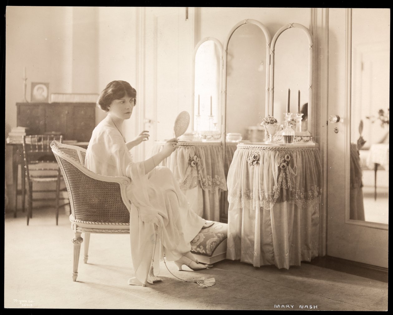 Mary Nash em casa, 1915 (impressão em gelatina de prata) de Byron Company