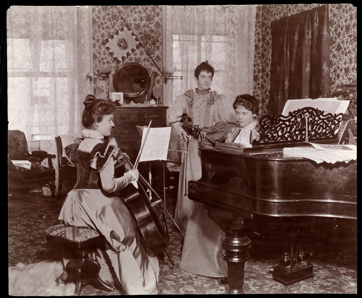 Maud Powell e dois acompanhantes, c.1896 (impressão em gelatina de prata) de Byron Company