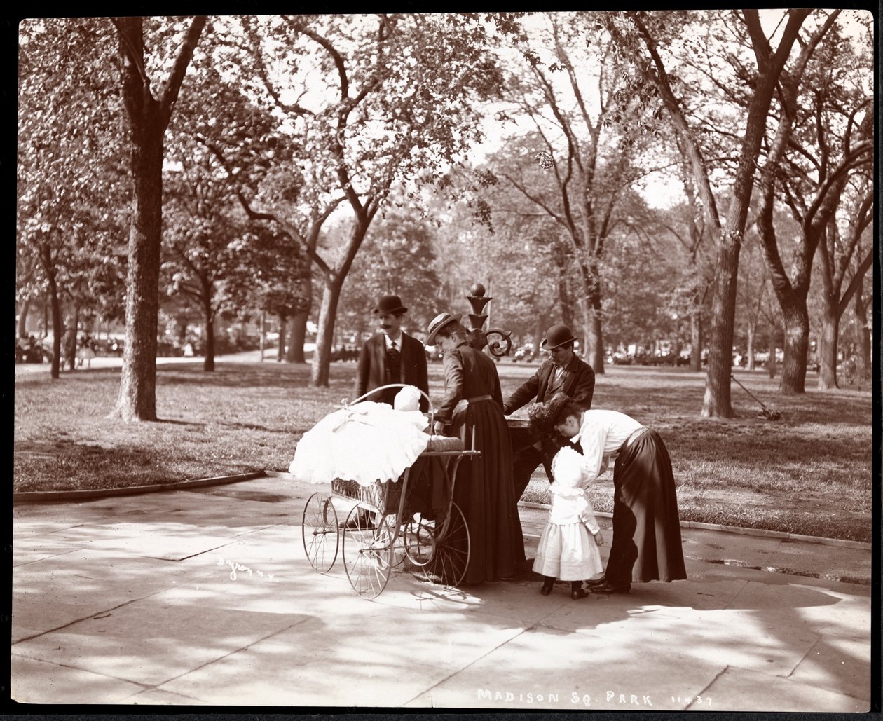 Homens e mulheres com crianças em um bebedouro em Madison Square Park, Nova York, 1898 (impressão de gelatina de prata) de Byron Company