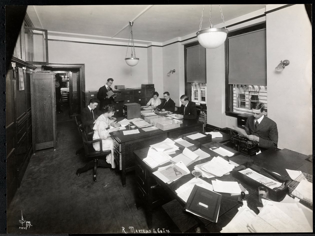 Homens e mulheres que trabalham no escritório de exportação e arquivamento da R. Martens und Co. Inc., Nova York, 1916-17 (impressão de gelatina de prata) de Byron Company