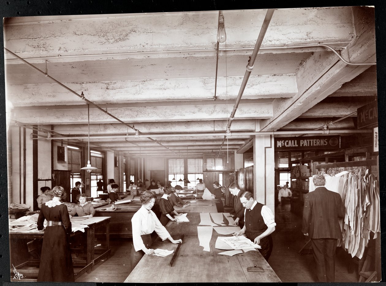 Homens e mulheres trabalhando em projetos de roupas no departamento de arte da McCall&39;s Magazine, Nova York, 1913 (impressão em gelatina de prata) de Byron Company