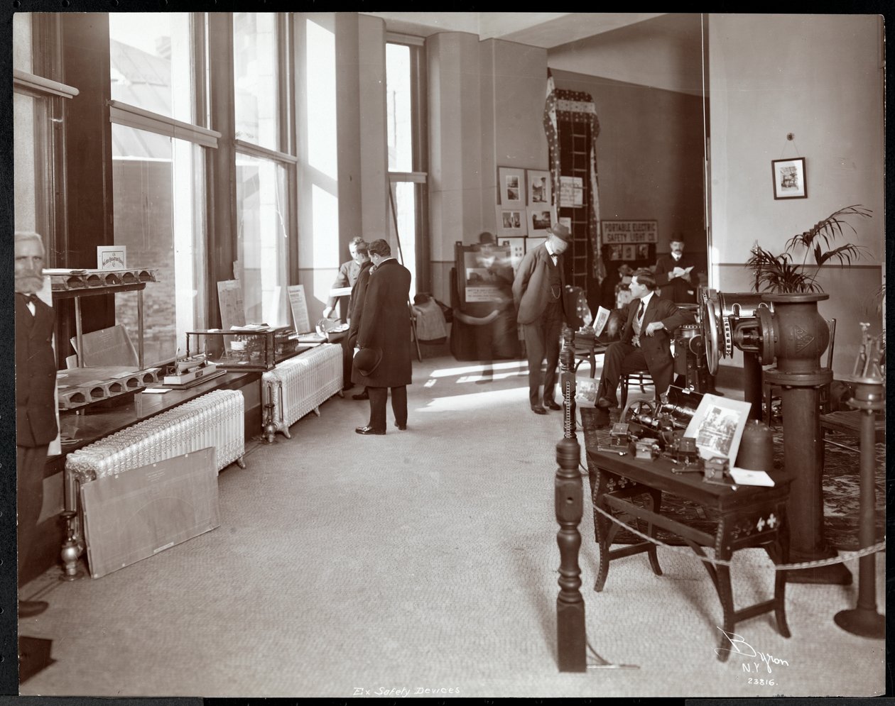 Homens em uma exposição de dispositivos de segurança no Instituto Americano de Serviço Social, Nova York, 1906-07 (impressão de gelatina de prata) de Byron Company