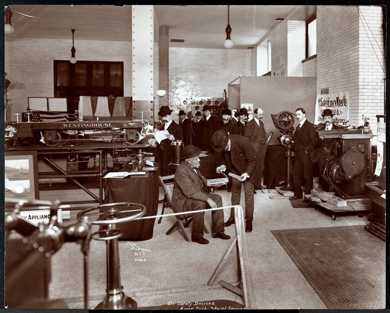 Homens em uma exposição de dispositivos de segurança no Instituto Americano de Serviço Social, Nova York, 1906-07 (impressão de gelatina de prata) de Byron Company