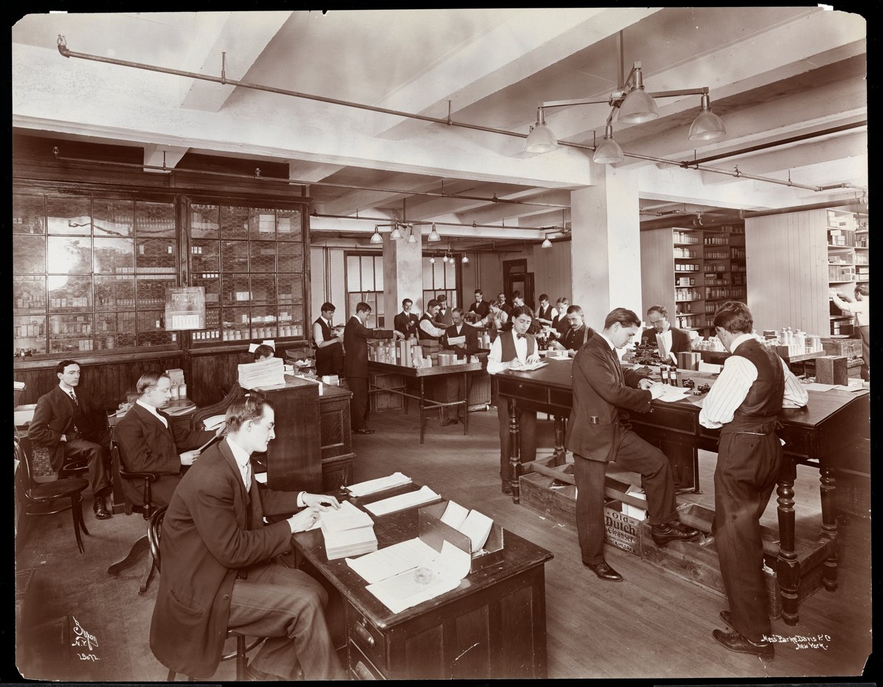 Homens fazendo pedidos em um escritório da Parke, Davis und Co., químicos, Hudson und Vestry Streets, Nova York, 1910 (impressão em gelatina de prata) de Byron Company