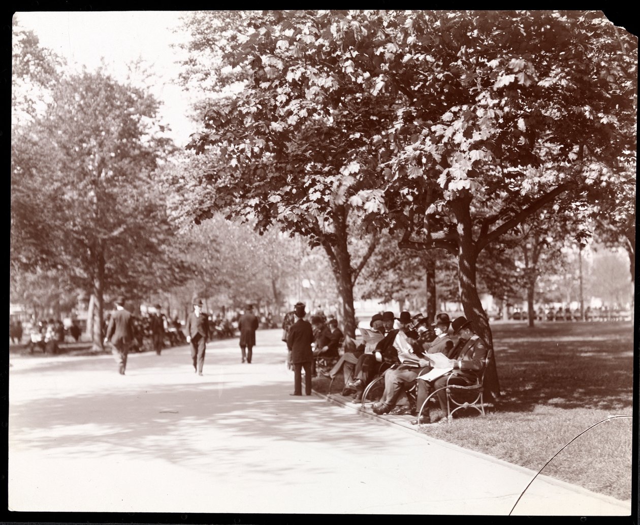 Homens em bancos de parque em Union Square, Nova York, c.1903 (impressão em gelatina de prata) de Byron Company