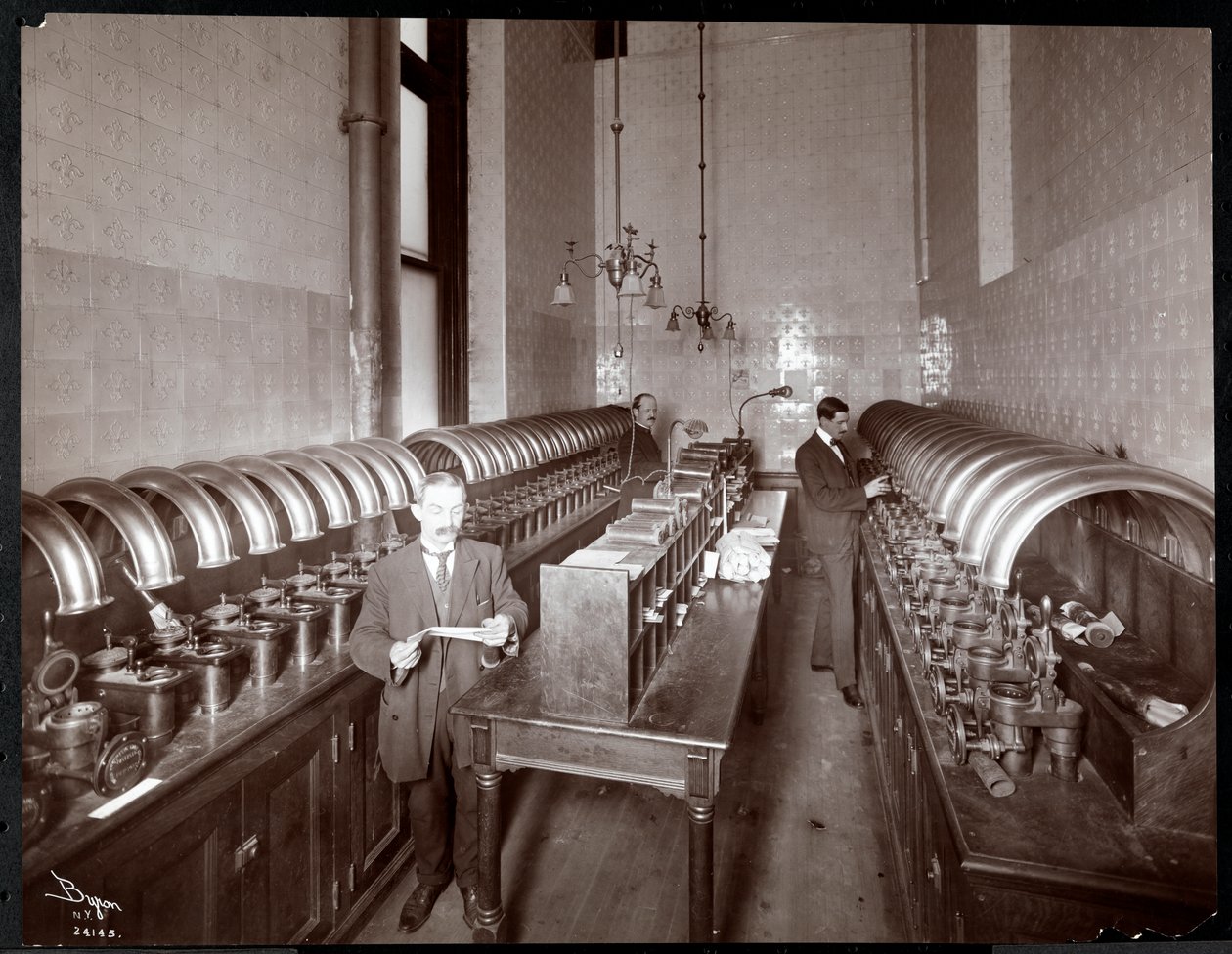 Homens enviando correspondência de uma sala de transporte pneumático da Metropolitan Life Insurance Co. na 23rd Street e Madison Avenue, Nova York, 1907 (impressão em gelatina de prata) de Byron Company