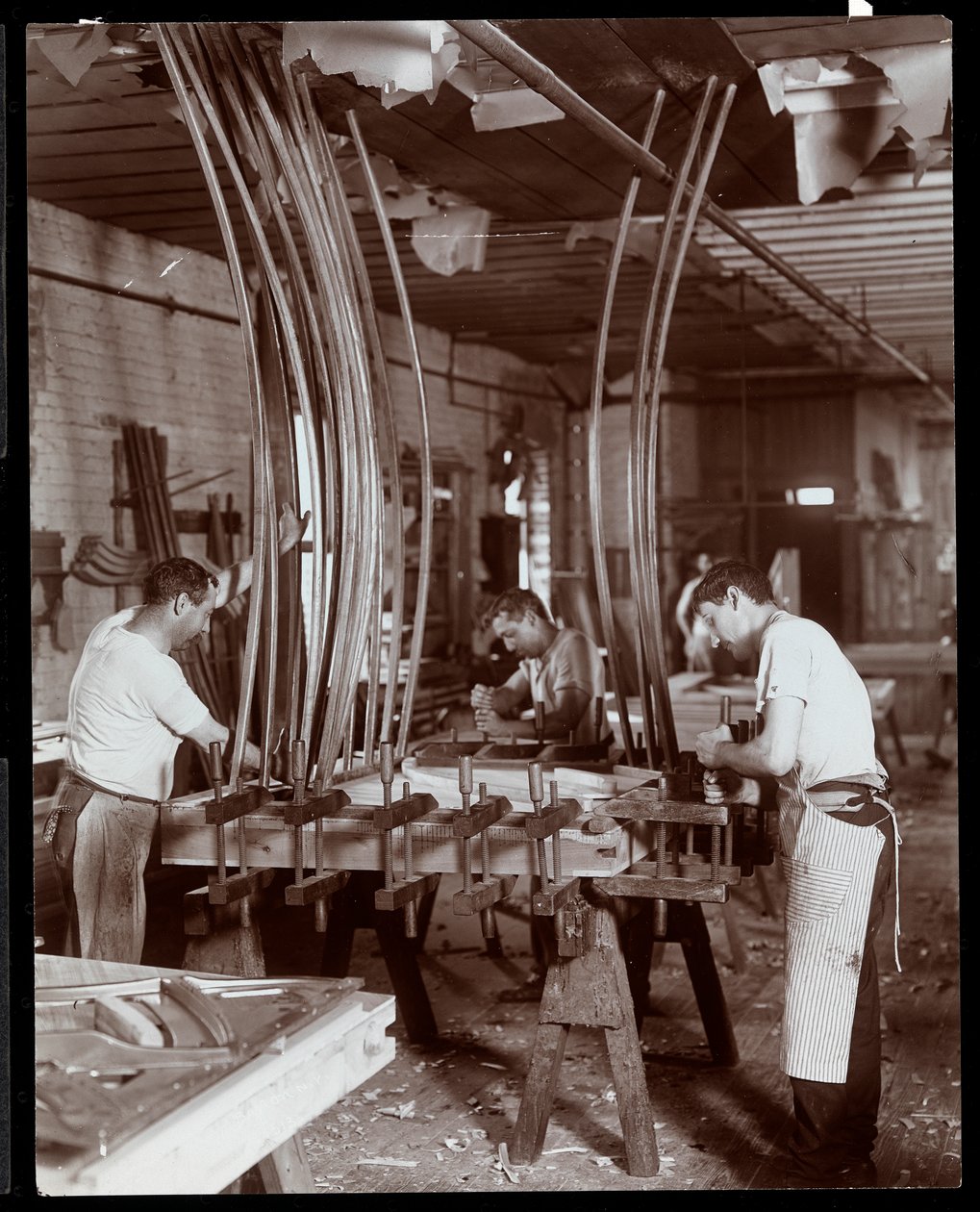Homens trabalhando em uma fábrica de piano, 1907 (impressão de gelatina de prata) de Byron Company