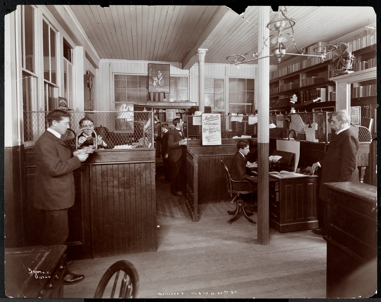 Homens trabalhando em um escritório na Maillard&39;s Chocolate Manufacturers em 116-118 West 25th Street, Nova York, 1902 (impressão em gelatina de prata) de Byron Company
